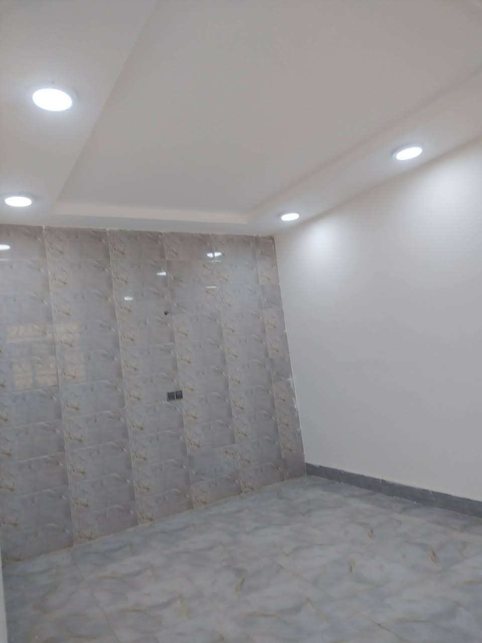 سلام عليكم  100 متر مربعه بناء طابوك صب كونكريت يحتوي على غرفتين او صاله وستقبال شارع المطار بشارع علكم بشارع حاتم الخير نهايت المقرنص بل بدايه  ***********
