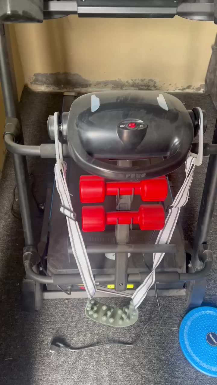 جهاز جري جديد مستخدم مرتين او 3
شاشة ديجتال 
تحكم بسرعه وميلان 
مدخل USB و AUX
ملحقات هزاز
أوزان 
حلقه خصر 

يتحمل وزن 155
شاشة ذكية تعرض الوقت و السرعة والنبض


**إذا كنت صاحب هذا الإعلان وتريد حذفه لأي سبب، رجاءا أرسل رسالة إلى الدعم الفني**