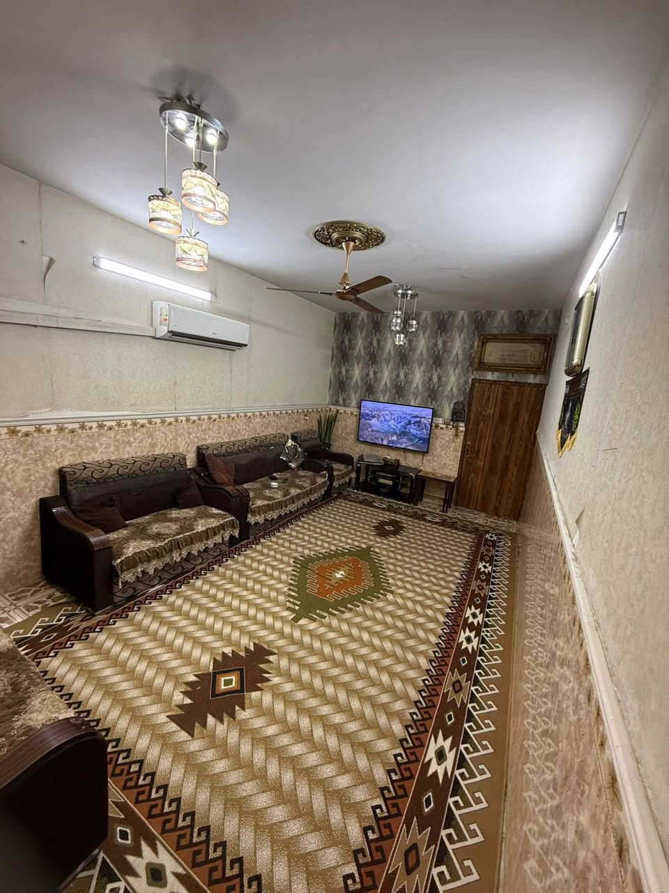 السلام عليكم  دار للبيع المساحه 75 الوجه ٤ اله ربع والنزال ٢٠ يحتوي على استقبال ثلاث غرف نوم صاله مطبخ حار ثلاث مجامع صحيه وفي الطابق الثالث يحتو عله غرفه مخزن البلديات مقابيل مخازن الاسمنت اليؤن  اول فرع مقابل الجسر  للاستفسار ***********
