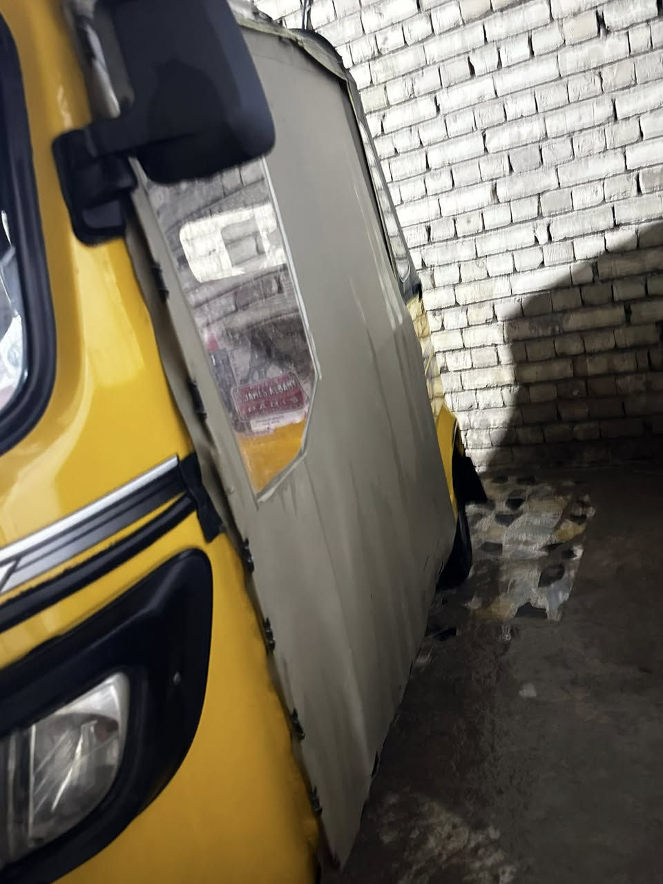 سلام عليكم شباب تكتك للبيع مديل 21 كفاله عامه رقم وسنويه تحويل ثاني يوم سعر 7وبيها مجال عنوان بغداد حي ور رقم ***********
