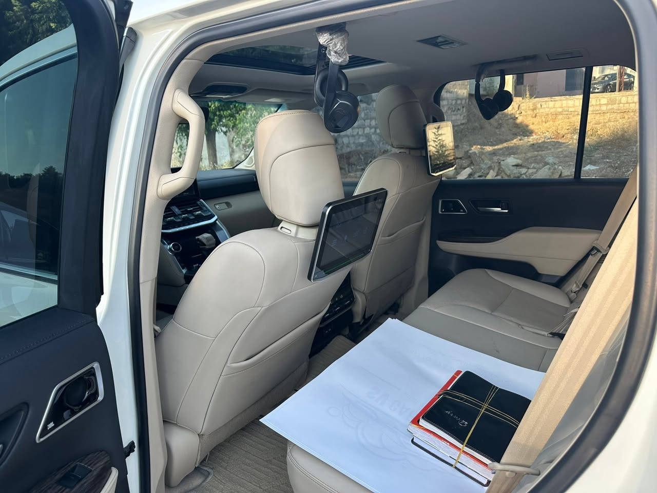 توێتا لاندگروزەر  VX لیمتید
66,000 km ڕۆشتوە 
مۆدێل ٢٠٢٣
تەنها دوو جێگا پیدی ئاڕی هەیە 

زۆر تازەیە لەسەر دەقی شەریکە ماوە 

*********** وەتسئەپ ڤایبەر
