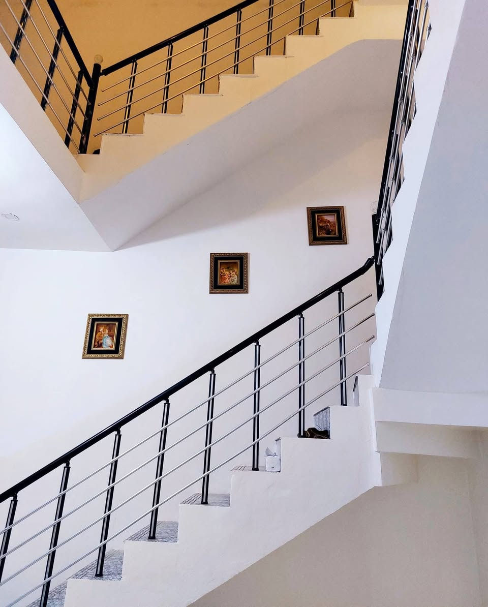 #هااام_جداً
بيت ( للبيع ) بناء حديث . طابقين صب كونكريتي !
المساحة ( 100 ) متر طابقين [ 5 × 20 ]
يتكون البيت من الطابق الاول ( طرمة/ وصحية و استقبال وصالة وصحية ومطبخ ومنور فقط بدون غرفة )
الطابق الثاني ( غرفتين كبيرة وصالة وصحية صعوداً للبيتونة والسطح ) للتنويه ......
ملاحظة : البيت فيه طابو زراعي حق التصرف نموذج 25 وفيه قرار محكمة اصولي ، ومكاتبات رسمية ، وضمن موقع التمليك الحكومي ،
الخدمات فووول [ كهرباء وانارة ، و ماء و مجاري و الايام القادمة ستشهد أرصفة وتبليط ) وعرض المنطقة ( 12 ) مرغوبة وعريضة جدا ويعتبر خامس بيت بالفرع ، والفرع يعتبر واجهة سدة دور النفط ، يسمى فرع الصكور بيت بلعوط .
الموقع : ميسان العمارة ، سدة دور النفط ، في المنتصف قريبة على أقصور بيت حجي جاسم ، بالقرب من دونمات الشيخ سعد البهادلي المسيجة النموذجية . 
لا تسأل على السعر اذا ما تجي واتشوف اذا صدك شراي أصلي ،
هاتف : *********** / محمد ابو ادم .....
