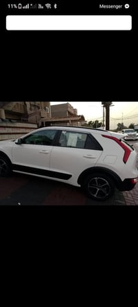 كيا نيرو 2024 ابيض اللون رقم بغداد سياره كلين ماعدا تبديل لايت اصلي فق...