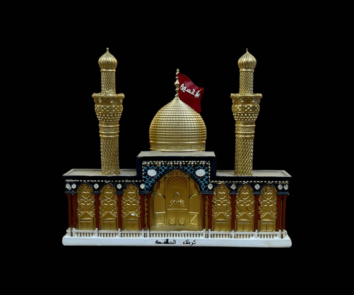 مجسم رائع يصور مرقد الإمام الحسين (ع) بتفاصيل دقيقة وجميلة. يتميز باللون الذهبي والأحمر الذي يضفي عليه مظهرًا فخمًا وراقيًا. مثالي لتزيين المنازل أو المكاتب أو لاستخدامه كهدايا خاصة في المناسبات الدينية.
