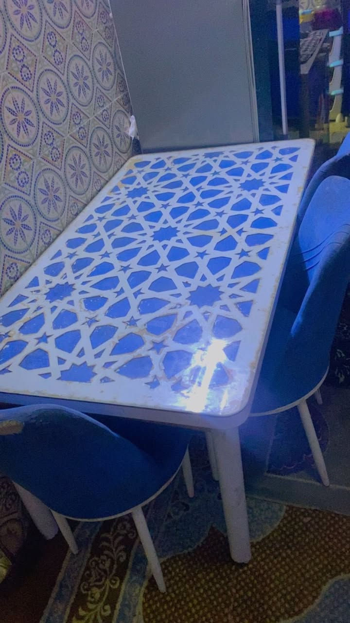 ميز طعام مع ست كراسي  سعرة ٦٥ الف الاتصال على رقم ***********
