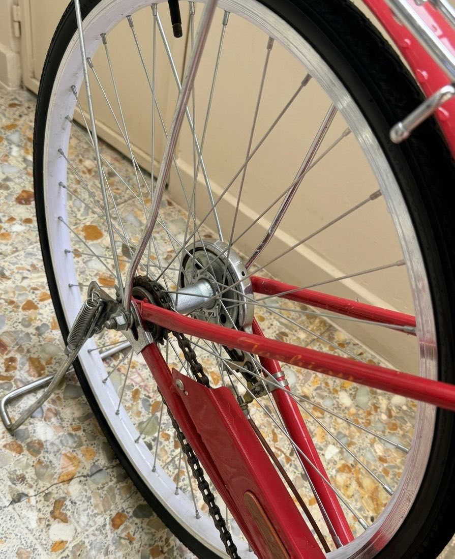 سلام عليكم عندي هذا البايسكل كلش نضيف سعره 75 رقم التلفون ***********
