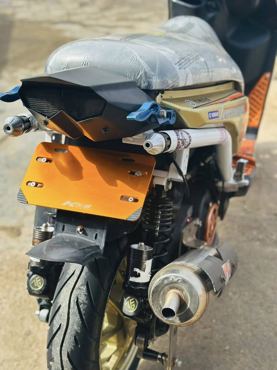 يا لله السلام عليكم سكنز جبلي موديل. 2013  الدراجه بيهة هواي تفاصيل مزوده بس كلهن خارجي وبيهن بلادي واكو اضافه وره ما طلعت من الرمبه المحرك بلاد ومكفول من الفتح ومن اي عيب والمكاتبه موجوده بيش طالعه من الوكيل وصرفت بعد شغلات عليهة مصروف عليهة هوايي دهن ام اس اويل ومحسن كلشي بيهة نضيف واي عيب تاخذ الدراجه بلاش وتروح  عنواني الديوانيه / الدغاره. *********** رايدهه ب1350 وبيهة مجال
