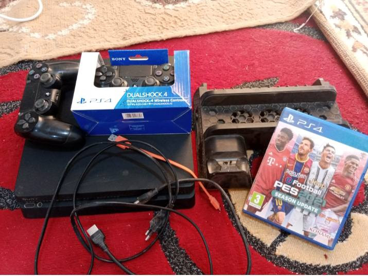 بلي فور سلم كلش نضيف نضافه 100 بالميه مامفتوح أبد مكفول ذاكره 500 گيگه  ويجي مع بلي :-  1- كيبل شاحن وكيبل HD وكيبل توصيل كهرباء
2- جوستكين اصليات كلش نضيفات
3- قاعده تبريد
4- قرص بيس 21 عربيه نضيفه
سعره بلي 230 الف وبي مجال لتواصل ***********
