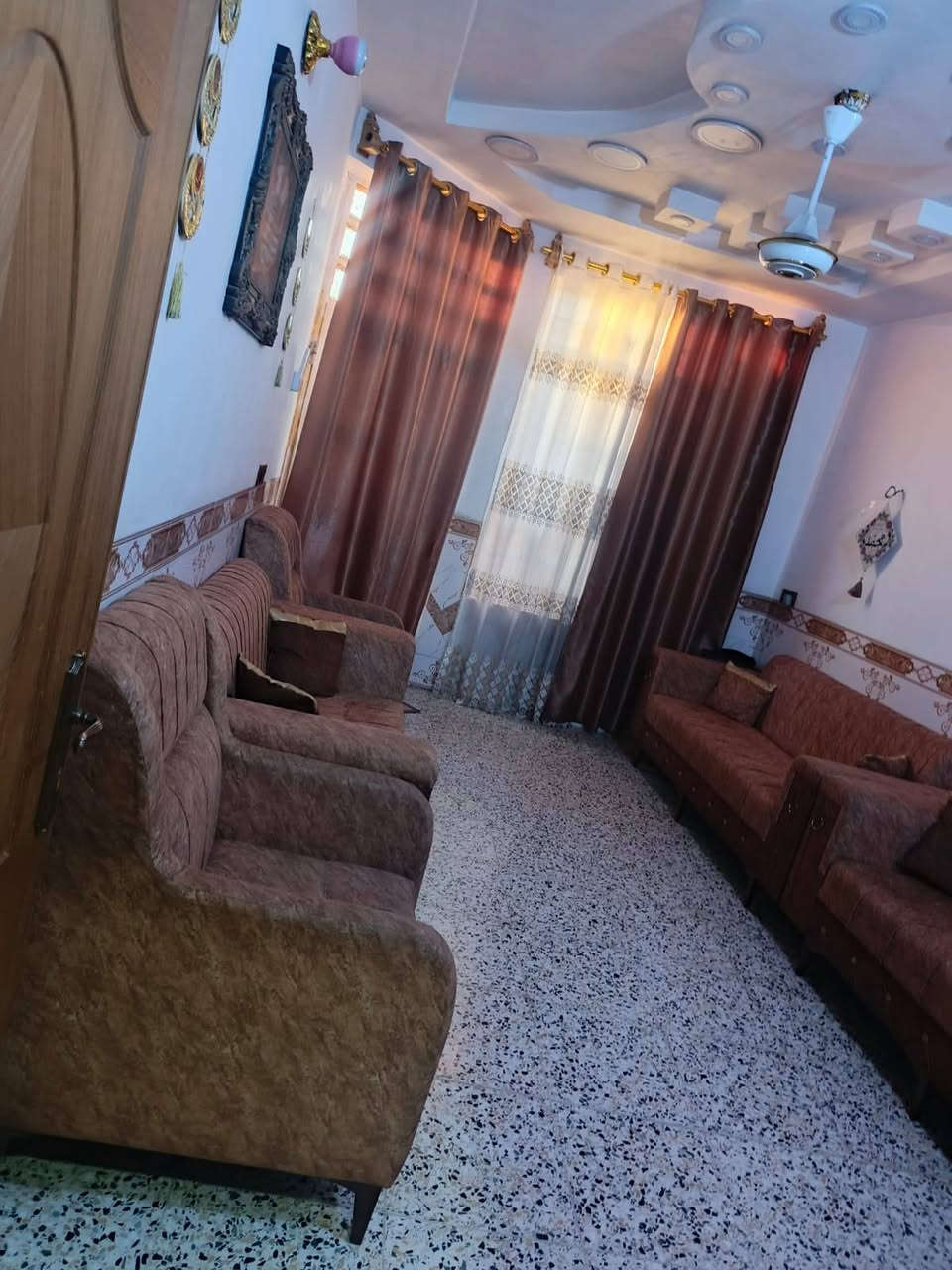 السلام عليكم  بيت زراعي لبيع مساحته 100متريتكون طابق ونص لبيت كامل غرفه صاله استقبال مطبخ وغرفه فوك  خدمات ماء كهرباء تبليط المكان بغداد جسر دياله منطقت العريفيه السعر 70وبي مجال رقم الهاتف ***********
