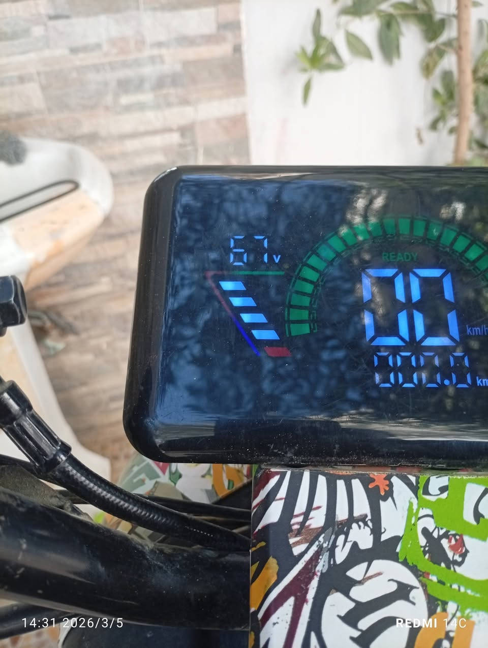 سلام عليكم دراجه ار9 موديل 5 الدراجه كامله شخط مابيه البطاريات 18امبير💯😝 الدراجه صاروخ شلعه ومعدل 😵‍💫عليه تزويد عنابير وكفرات موشم بس الكفرات ب85♥️السعر 400وبيه مجال حك الجيه المكان ديالى بعقوبة كاطون الرحمه 0773 126 3615
