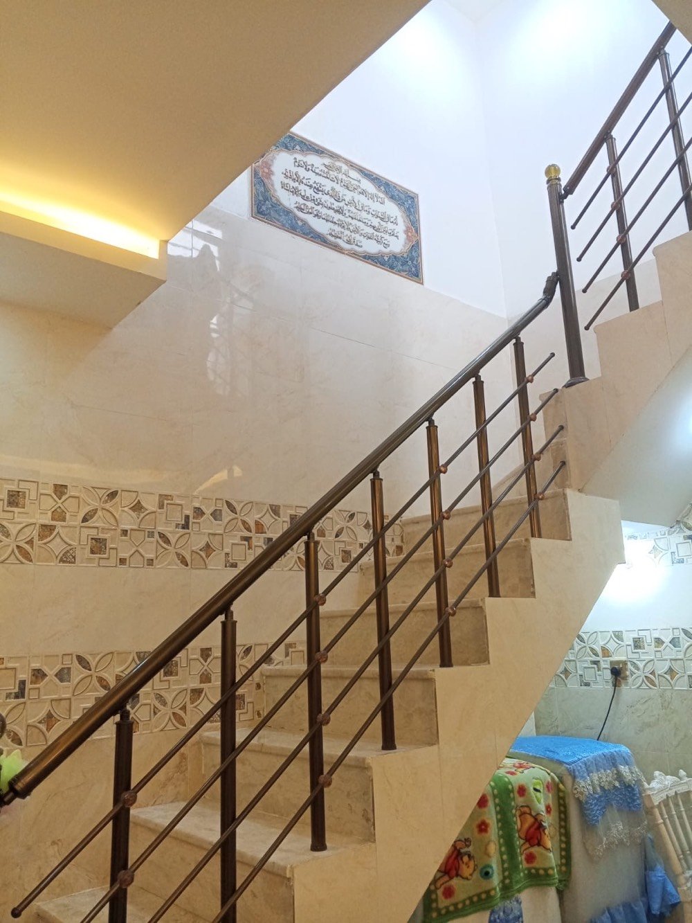 دار 100 متر حي العسكري مقابل اسواق ادم بناء جديد يحتوي على ثلاث غرف وصاله واستقبال ومطبخ 
بناء جناي درجه اولى جديد ب160 وبيه مجال 