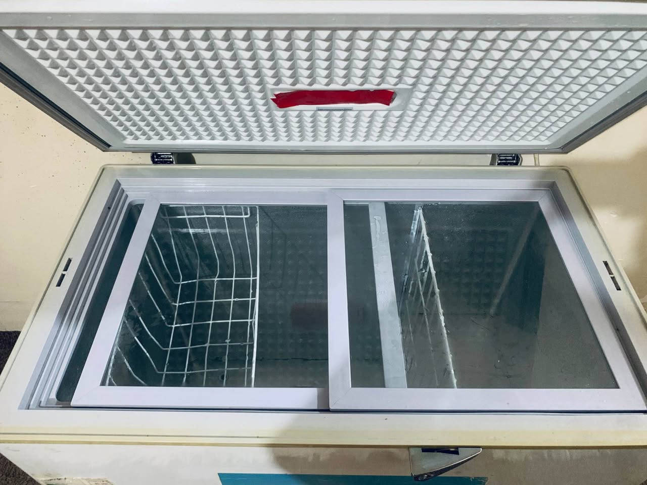 ئەم مجەمیدەیە مارکەی SONICـە، وەک لە وێنەکاندا دیارە زۆر پاک ڕاگیراوە و لۆک ماوەتەوە. بۆ فرۆشتنە و لە ڕووی ئیشکردن مجمیدەوە هیچ جۆرە کێشەیەکی نییە، زۆر بە متمانەوە دەتوانیت بیبەیت.
تایبەتمەندییەکان:
• ئیشکردن: مجمیدەکە زۆر نایابە و کارەبای زۆر کەم دەوێت.
• ناوەوە: خاوەنی سەبەتەی دابەشکردن و جامی ناوەوەیە بۆ پاراستنی زیاتری ساردی ناوەوەی.
• پاک و خاوێنی: ناوەوە و دەرەوەی زۆر خاوێنە و زۆر بە وریایی بەکارهاتووە.
• تێبینی: تەنها گڵۆپەکەی ناوەوەی نەماوە (کە شتێکی زۆر سادەیە و کاریگەری لەسەر ئیشکردنی نییە)، ئەگینا هەموو شتێکی تری بە شەرتە.
خزمەتگوزاری بۆ کڕیار:
بۆ ئەوەی کڕیار تێچووی زیادەی نەکەوێتە سەر، گەیاندن (Delivery) بەخۆڕاییە بۆ ناو شاری هەولێر. ئامێرەکە ڕاستەوخۆ دەگەیەنمە بەردەم ماڵەکەت.
نرخ: [١٣٠هەزار،]
بۆ پەیوەندی و کڕین: [تەنها نامە بنێرە] أربيل, العراق


**إذا كنت صاحب هذا الإعلان وتريد حذفه لأي سبب، رجاءا أرسل رسالة إلى الدعم الفني**