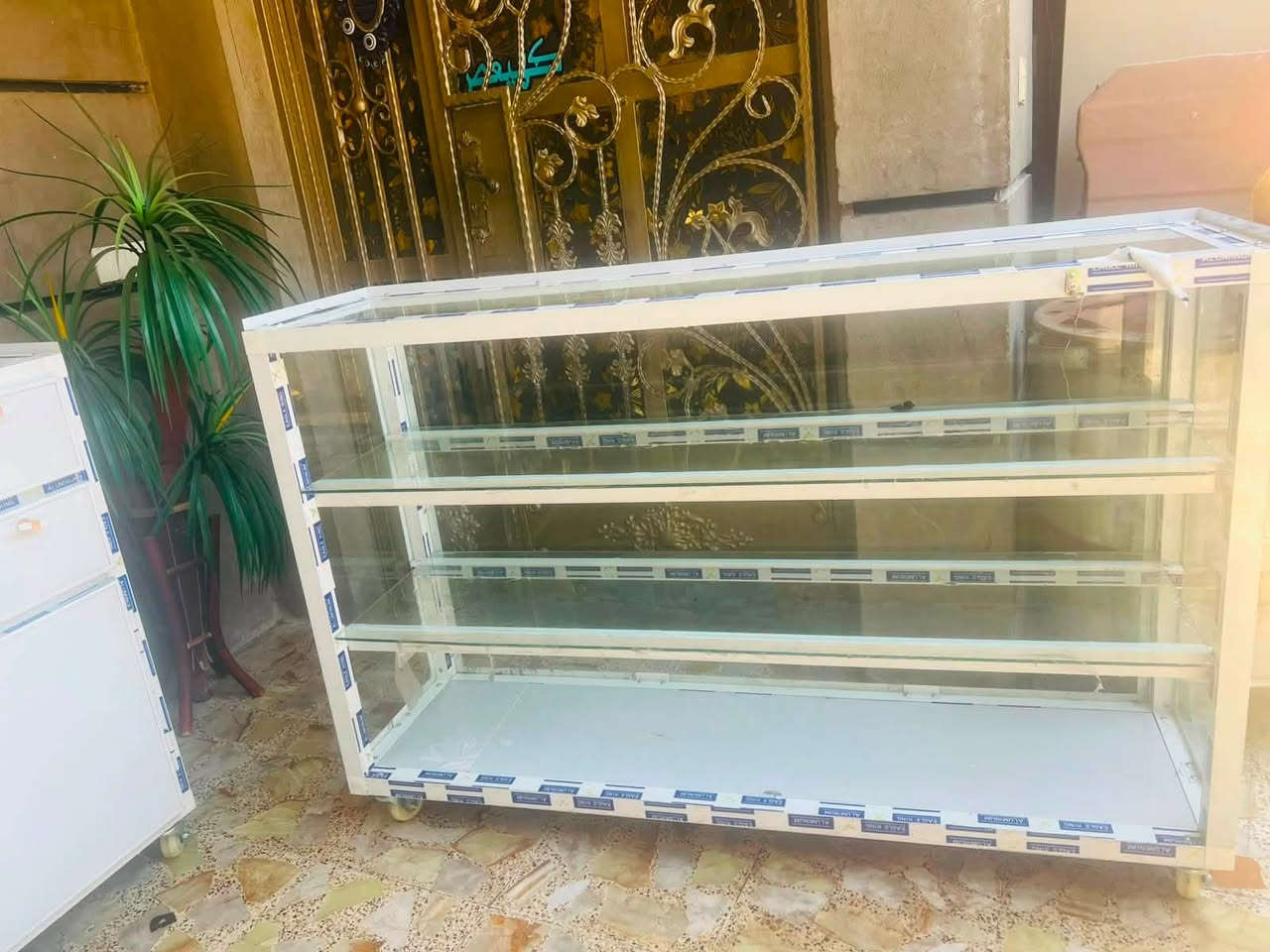 فاترينات للبيع نظيفات كلش استخدام شهرين فقط
***********
