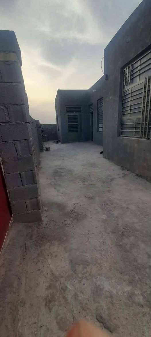 للبيع بيت طابو زراعي (سند 25) بمساحة 255 متر مربع، بناء حديث.
مواصفات البناء:

الأساس كونكريت.

البناء من البلوك.

السقف عكادة.

يتكون من غرفتي نوم، ومطبخ، واستقبال، وصالة.

العنوان: حي الكرار – نهاية شارع 30.
للاستفسار مراسلة بوابة الزبيدية للعقار 
او الاتصال
***********
***********
