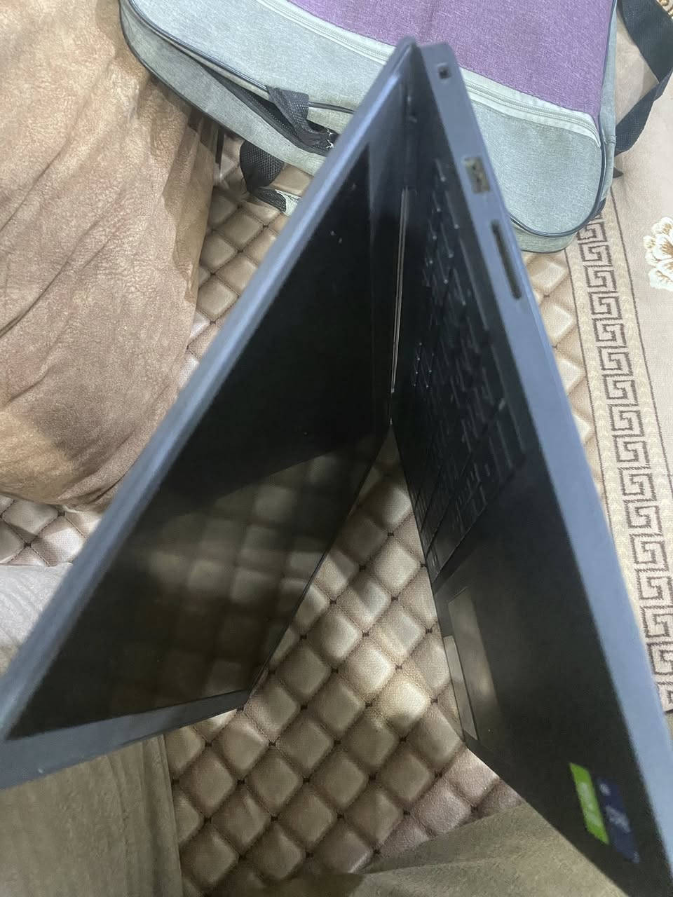 السلام عليكم 
لابتوب للبيع DELL سلم 
نظافة 95‎%‎ غير داخل تصليح استعمال قليل

* المعالج:
    Intel Core i7-1165G7 الجيل 11
    سرعة 2.80GHz وتصل أعلى بالتيربو تقريباً إلى 4.7GHz
* الرام:
    8GB DDR4 بسرعة 3200MHz
* كرت الشاشة:
    NVIDIA GeForce MX330 بحجم 2GB
    * كرت مدمج Intel Iris Xe Graphics
* التخزين:
    HDD سعة 1TB تقريباً (932GB usable)
* النظام:
    Windows 10 Pro 64-bit
    إصدار 22H2
* نوع الجهاز:
    Dell Vostro 3500

تقييم الأداء

* ممتاز للدراسة، الأوفيس، التصفح، البرمجة، والمونتاج الخفيف.
* يشغل ألعاب متوسطة مثل:
    * GTA V
    * Valorant
    * PES / FC
    * PUBG على إعدادات منخفضة إلى متوسطة.


**إذا كنت صاحب هذا الإعلان وتريد حذفه لأي سبب، رجاءا أرسل رسالة إلى الدعم الفني**