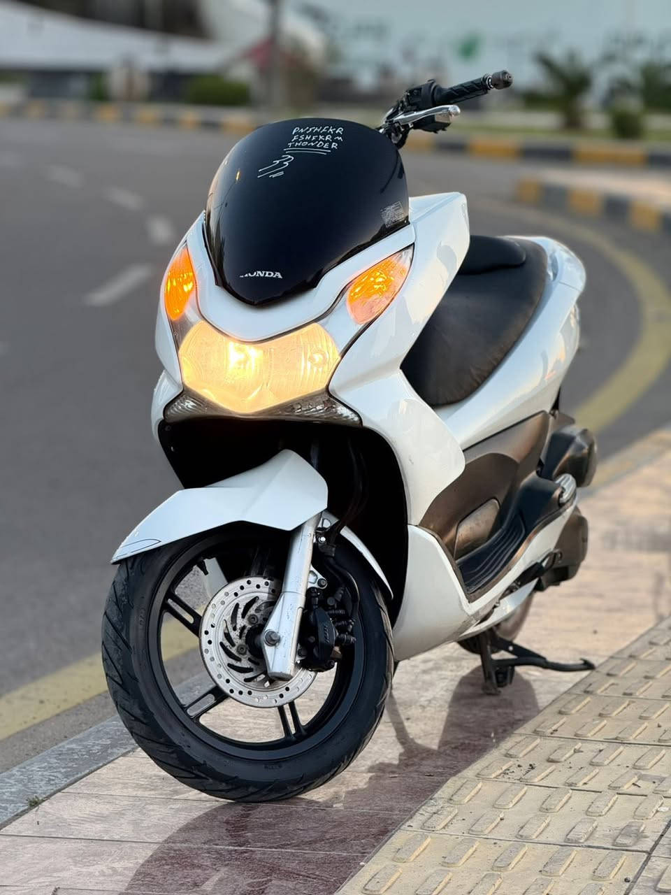 السلام عليكم للبيع دراجه pcxجيل الاول ياباني جديده لوك مكينه مكفوله كفاله عامه مال رمبه كفرات اصليه دراجه جديده سلعه معدل فول برغي ممفتوح بيه حساس زدحام ستان كهربائي اوراقه كامله. السعر ميلون250  وبيه مجال  العنوان بغداد الكراخ  الهاتف ***********  الأصل وبيك خير ودلل
