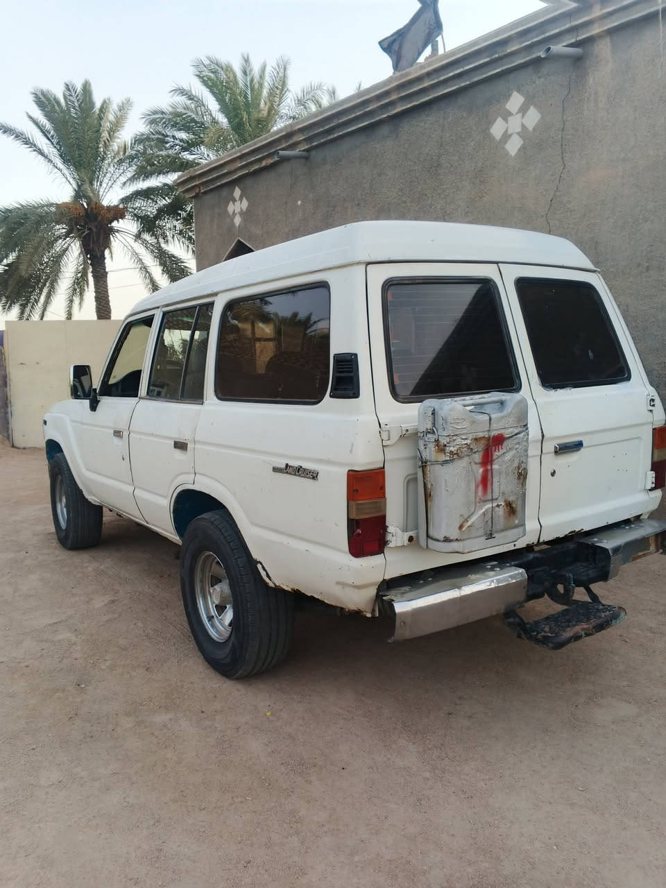 السلام عليكم لاندكروز موديل 82 محدده 89 سياره جاهزه سياره ماكينه كير تيرات حداديه كهربيات كله شغاله مسجل جاهزه وسهره مناسب ستفسار تصال علمن سياره رقم وسنويه صدامي لكن ابيع هل موجود كوم حديد 20 وبيها مجال قليل ***********
