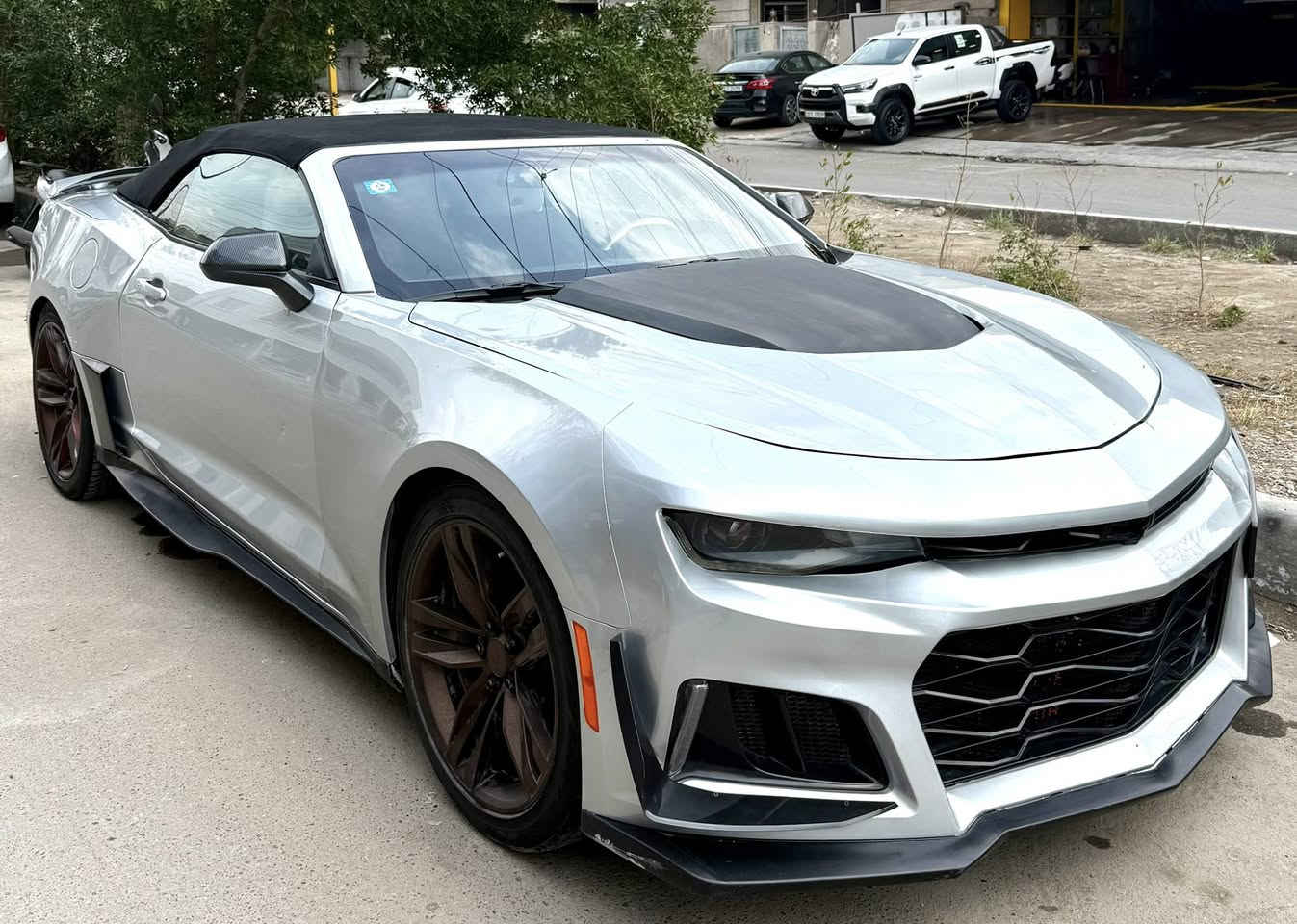 السلام عليكم 

للبيع او مراوس حسب القناعه   💯

شوفر كمارو كشف   ✅
موديل ٢٠١٧ ✅
محرك ٦ سلندر ٣٦٠٠ نظيف جدا  ✅
لون رصاصي  ✅
صدر امامي نص عمر✅
 صدر خلفي نظيف  ✅
شاشه كبيره  ✅
كاميرا خلفيه ✅
سستم صوت ✅
كشنات مخمل بلادي✅
كشنات كهرباء  ✅
كير اوتو نظيف جدا ✅
بجم زنون ✅
لايتات عدسه ✅

عليها إضافات :
بجم zl1  
لايتات حاجب احمر 
عدسات  
كفرات باتمان
دوسات زت ون
سكوبات جانبيه
سبويلر اصل  
دفيوزر زت ون 
بنيد zl1  

حادث السياره جاملغ عكس السايق فقط ومصبوغ جاملغ وباب عكس يعني ٣ قطع  .

السياره حلوه  بالحقيقه احلى من الصور ترايها كلش حلو  .

رقمً بغداد إنكليزي سنويه جديده وهزه جديده باسمي شرط التحويل ثاني يوم .

مكاني بغداد الاعظميه .

السعربالنسبه لهيج نظافه مناسب جدا ((١١٠ ورقه )) وبيها مجال حك الجيه وأي نقص بيها أنزله  .

***********

أ.مروان النعيمي 

صلي ع نبيك 💯
