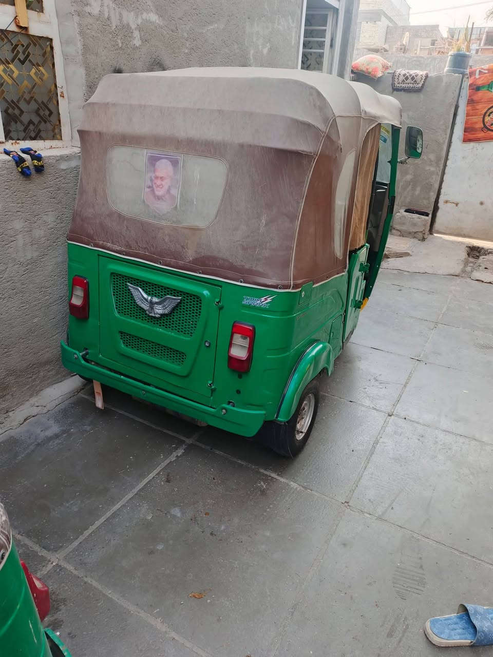 سلام عليكم تكتك للبيع موديل 22 شهر 12 مضلع رقم وسنويه نكليزي بسمي تحويل ثاني يوم كشر بيه طخات خفيفه ما بيهة صبغ ولا معجون مكاني بغداد حي النصر السعر 9300 وبيهة مجال ***********
