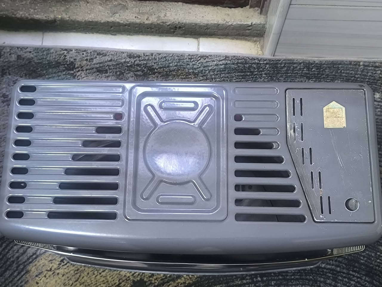 السلام عليكم صوبه نفطيه للبيع مال باله نضيفه جدأ جدأ نضافته 90% السعر 85 الف وبيها مجال فدشي بسيط
 العنون بابل شارع 80 
الهاتف ***********
