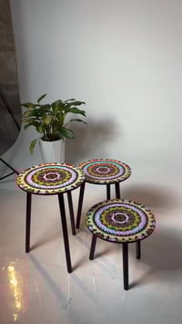 ✨🪑 لمسة فن وأناقة لبيتك! طقم طاولات استكان 3 قطع بنقشة ماندالا ملونة 🎨...