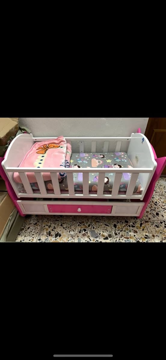 كواريك طفل  عدد اثنين هزاز  جديد مستعملات فقط ٤ اشهرللبيع  مع الدواشك   الطول متر والعرض ٥٠سم للاستفسار اتصال على الرقم *********** السعر ٢٥ الواحد
