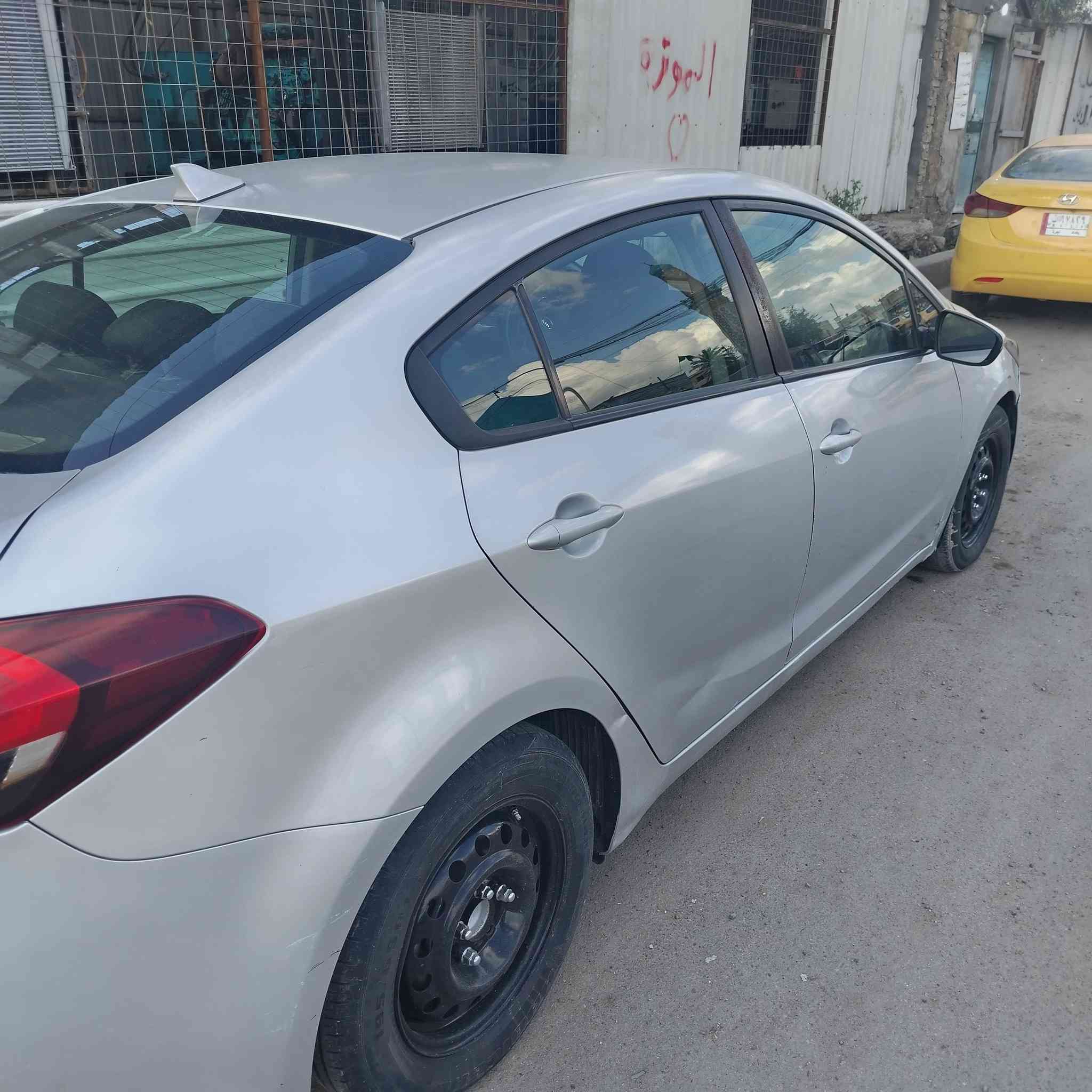 السلام عليكم فورتي 2018 محرك 2000 دوش
سيارة كير و محرك و تبريد و صدر خير من الله  
السعر ١٢٠ و بيها مجال مكانها بغداد/الطالبية 
رقم الهاتف ***********
