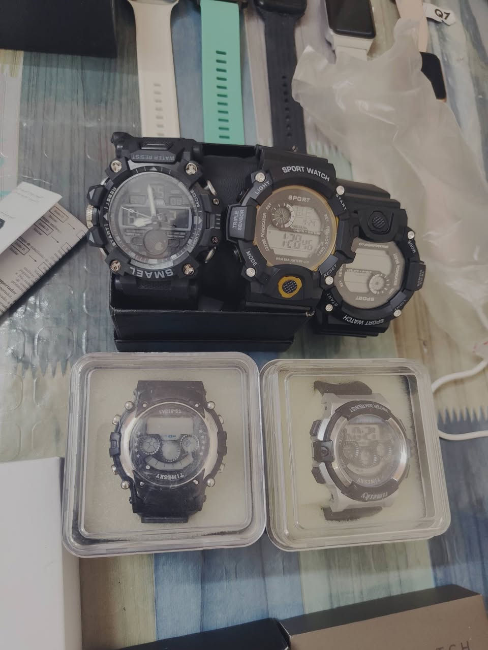 السلام عليكم متوفر جميع انواع الساعات للمهتم ابيع شلع اومفرد العدد 75 ساعه سمارت ولكتروني وباهم ايبادات وجهاز العاب الي مهتم يجي خاص وبل خدمه السكن بغداد الشعله هاتف ***********
