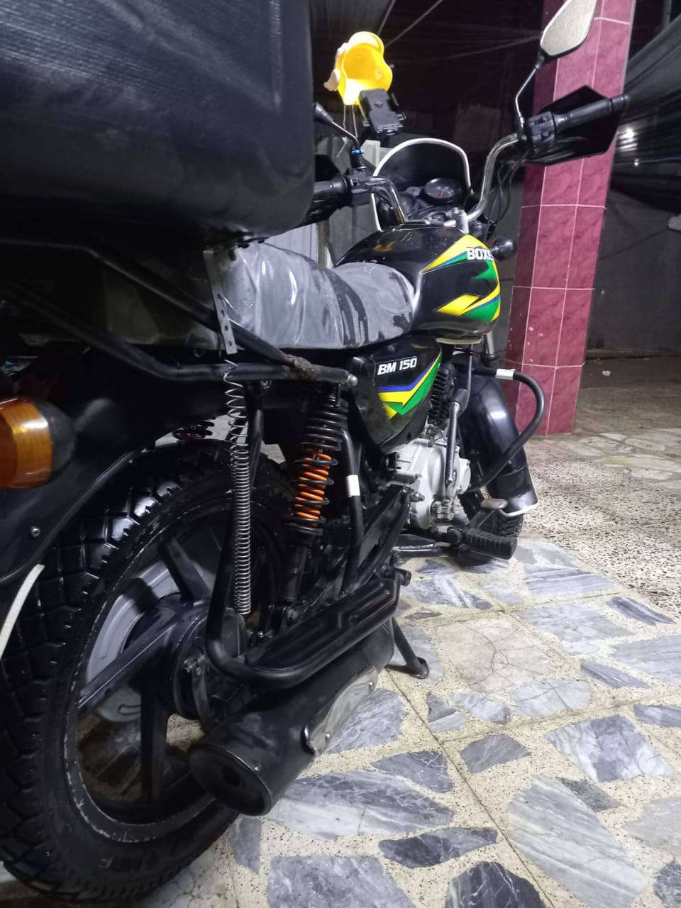 بوكسر مديل 21دراجه بلاديه محرك. ممفتوح.  ناعم بيه خيط. خفيف تبخير دراجه نضيفه وناعمه نكره سلف كهربائياتها كلها شغاله اوراقها ضايعه اسويلك مكاتبه سعرها 775مكاني بغداد حي الجهاد قرب بانزين خانه‏‪***********‬‏
