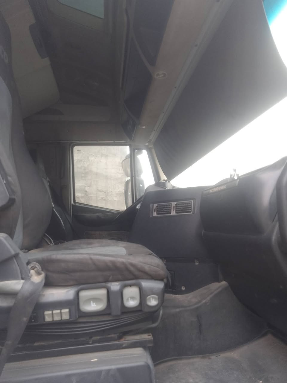 سلام عليكم عندي افيكو للبيع مديل 2007 الون أبيض مكينه بيهه بخار وفطرشاصي مضروب باج مربوطه برار بس البراد ماكو السعر90 بيهه مجال ***********
