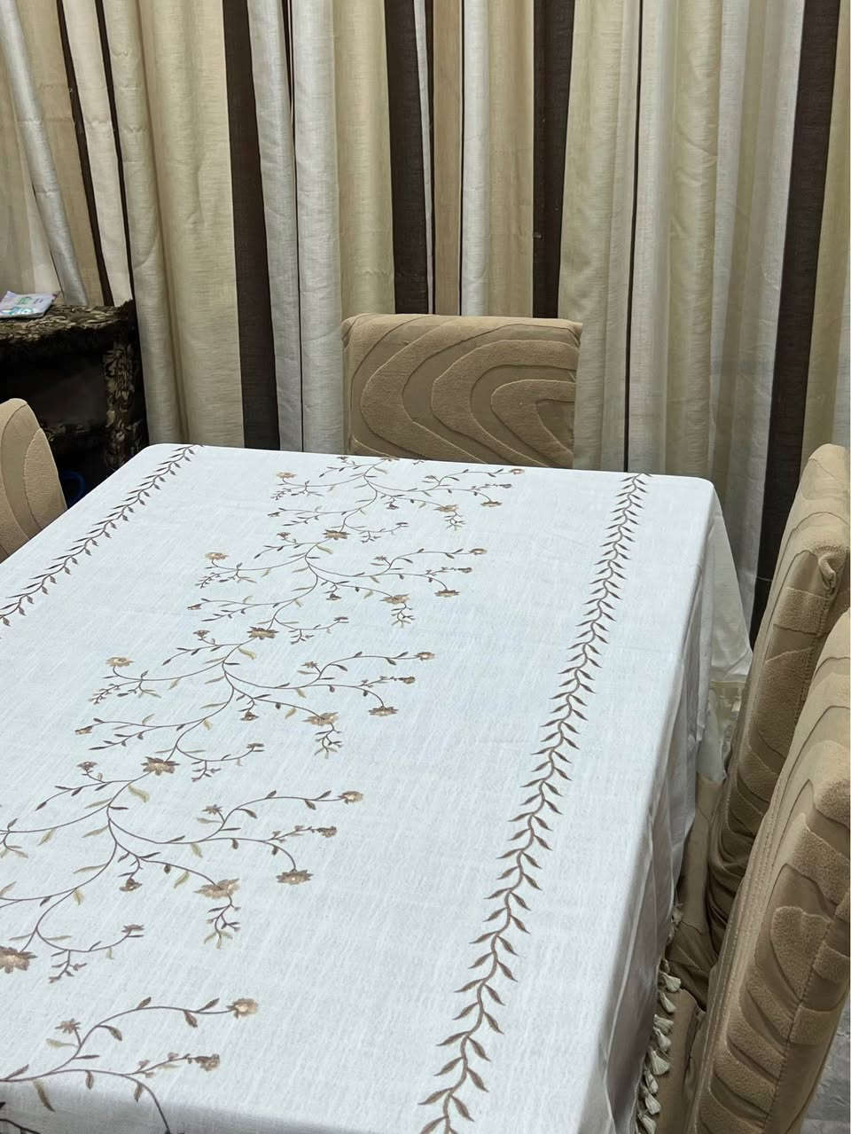 ميز طعام زجاجي 
اللون: بيجي
عدد الكراسي: سته
الميز يتكبر ويتصغر مثل ماموضح بالصوره 
السعر:75 وبي مجال بسيط
للأستفسار: *********** الرمادي, الأنبار
