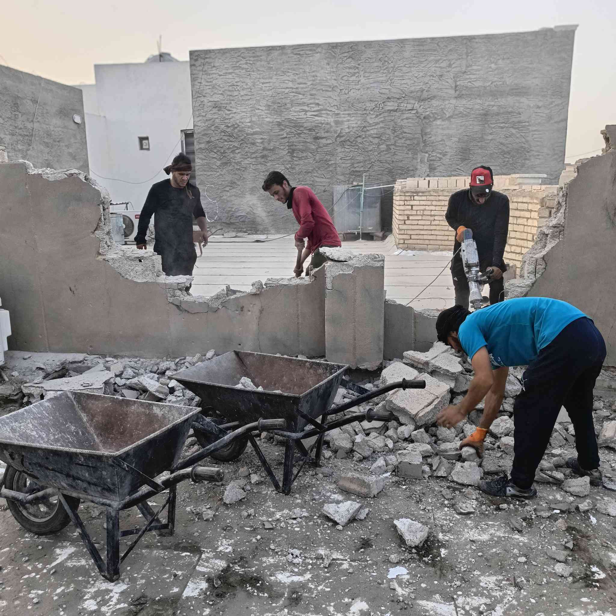 سلام عليكم  /  يوجد كادر عمل جاهز /  تصعيد مواد /  تنضيف بيوت /  تفليش /  تكشيط /  دفن نهري /  شقلنه ليل ونهار /  ومعداتنه جاهزه  ومالك دخل بكلشي تأخذ شقل جاهز مني سلمني شقل وتأخذ شقل جاهز / ماعليك بس تصال على رقم /// ***********
