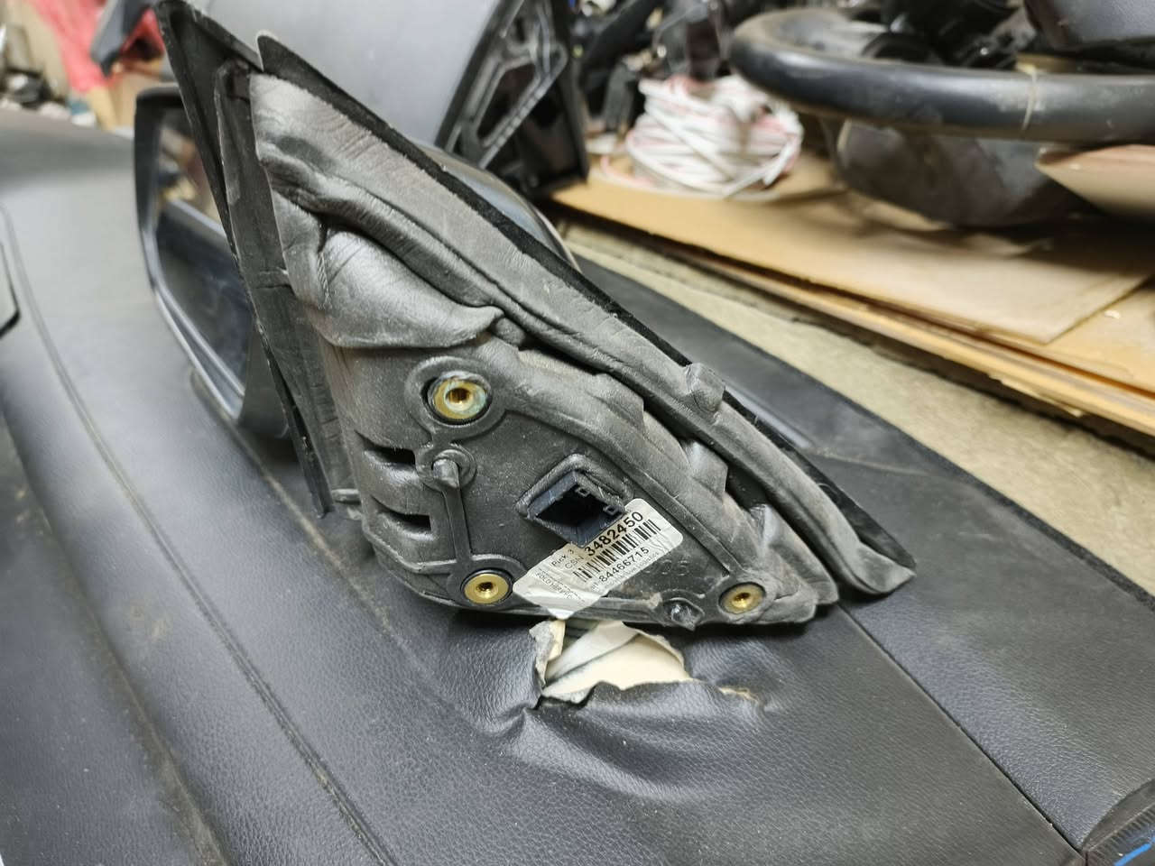 السلام عليكم مازده تفصيخ أصلي لايت زنون أصلي صفحه الأيسر للبيع مع مرايه جانبيه إلي يحب يتصل***********
