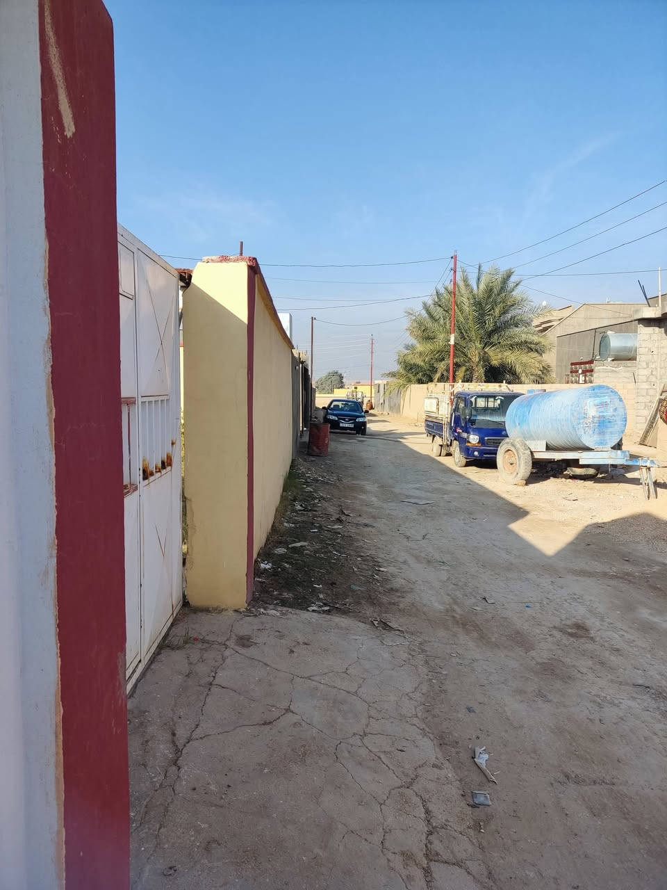 السلام عليكم ورحمة الله وبركاته 
ما شاء الله تبارك الرحمن 🤲🏻💜  ( #اقرأ_التفاصيل_كاملة) 
#عرض_جديد_ومميز  وبسعر جداً مناسب 
 دار سكن للبيع جاهز على اخر حبايه.. 
 #الموقع/ القائم/ حصيبة/ حي الامين / مقابل مشروع الماء مباشرة خلف السكة بداية السكن رابع بيت
الجوارين ( راويين / ومراسمه ) 
#التفاصيل/ بيت بناء حديث / بناء حجر درجة أولى 
#طابقين/ سراميك بالكامل / ارضية البيت والدرج بورسلين بالكامل داخل وخارج والحلو بي الوان السراميك والبورسلين موحد ع كل البيت  صبغ درجة اولى كما موضح بالصور.. يتكون  
#الطابق_الارضي/ من/ 
 كليدور + ديوانية + استقبال( هول)+ صالة+ غرفتين نوم+ مطبخ + صحيات داخليه وخارجيه وحديقه كبيرة وكراج سيارة ومماشي .. 
#الطابق_العلوي/ من / صالة + غرفتين نوم+ صحيات 
#المساحة/ (400) متر² 
#السعر/ #بــــ67_مليون وبي مجال عملة 
للشراء راسلني او اتصل بـ ***********  
متوفر واتساب أيضاً ♻️ .. 
#ملاحظة/  المو شراي لا يتصل ولا يبخس حلال العالم بتعليقات سلبيه ....  تحياتي ...
