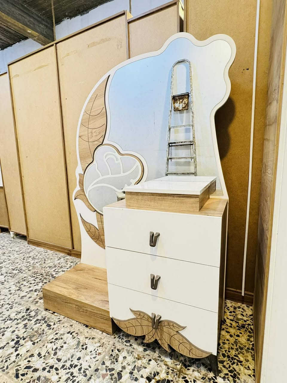 غرفه نوم تركي تخبل نضافه فول مرتبه 8قطع نازكه السعر 425الف عنواني النجف حي الميلاد شارع المزرعه سيد علي ***********
