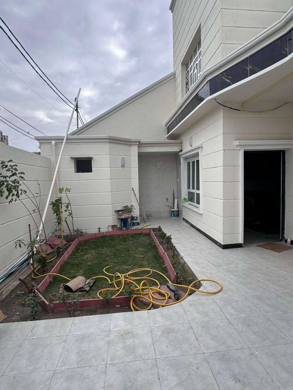 ‏دار للبيع طابو صرف
‏الموقع/ العروبة الثالثة / قرب جامع العسكريين
‏المساحة/ 200متر
‏ركن...... طابقين
‏يحتوي على:
‏الطابق الارضي:
‏غرفة عدد2
‏استقبال
‏هول كببر
‏مطبخ 
‏صحيات عدد2
‏الطابق الثاني/
‏غرفة عدد3 
‏هول كبير
‏صحيات/1....للأستفسار..***********
‏
