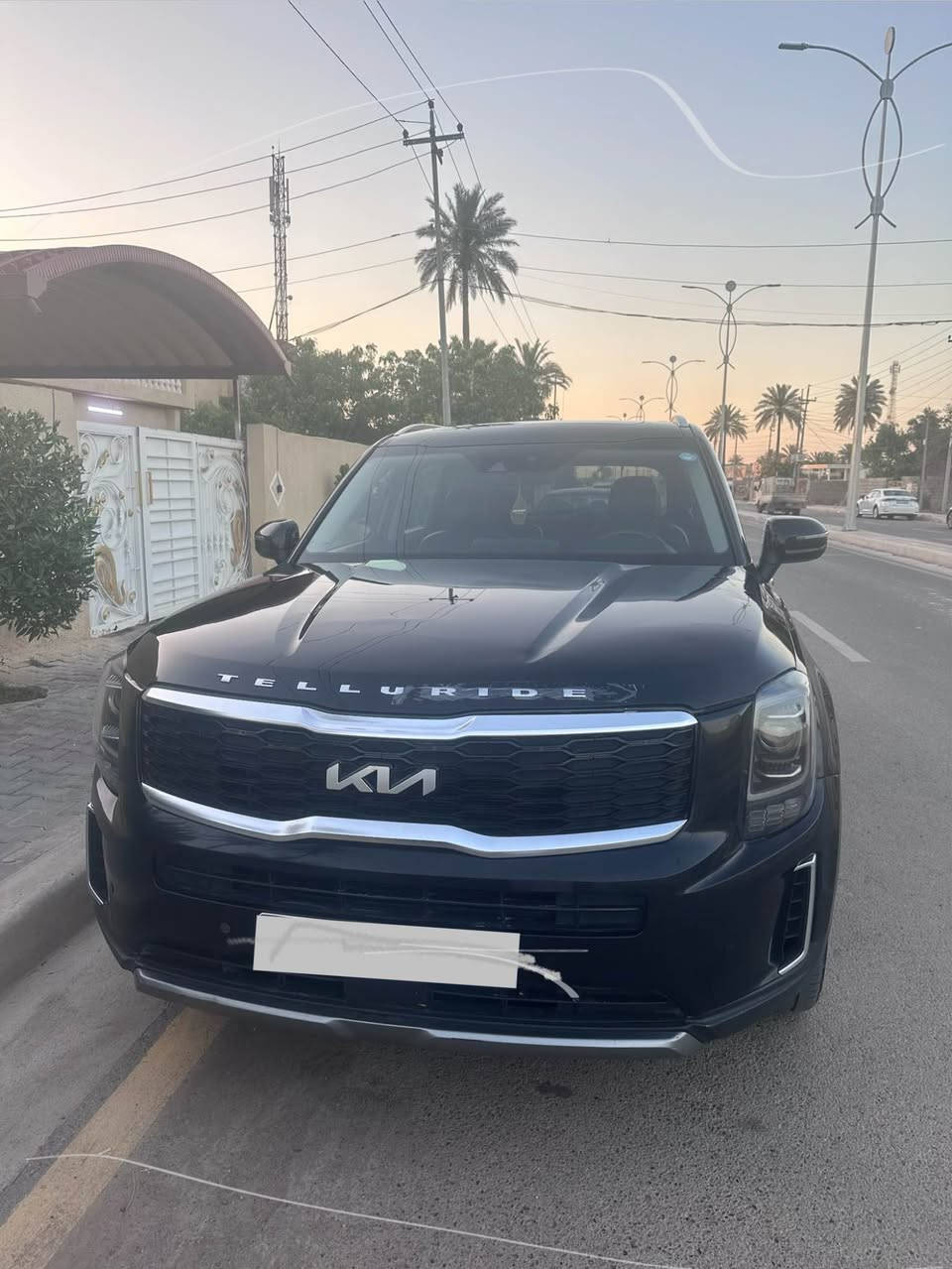للبيع: كيا تيلورايد 2022 (Kia Telluride S) 

​الموديل: 2022

​المحرك: 6 سلندر (V6) بسعة 3.8 لتر.

​ناقل الحركة: أوتوماتيك 8 سرعات.

​التصميم الخارجي: شباك أمامي رياضي، جنوط ألمنيوم مقاس 20 بوصة مميزة لفئة S، وقضبان سقف (Roof Rails).

​المقصورة الداخلية: تتسع لـ 7 ركاب براحة تامة مع مقاعد حاضنة (Captain's Chairs) في الصف الثاني.

​التكنولوجيا والترفيه: شاشة عرض كبيرة تدعم Apple CarPlay و Android Auto، مع شحن لاسلكي للهواتف.

​أنظمة القيادة: وضعيات قيادة متعددة وتشمل الوضع الذكي (Smart Mode) لراحة القيادة، ونظام التوقف المؤقت (Auto Hold).

​الأمان والسلامة: مجهزة بأحدث تقنيات السلامة (رادار أمامي، تنبيه الخروج عن المسار، مراقبة النقاط العمياء، وحساسات خلفية).

​السيارة بحالة ممتازة جداً (وارد أمريكي).
الحادث طرف البنيد وجاملغ وبارد في البابين بدون دواخل 
​تكييف مركزي ممتاز لجميع الصفوف.

​صيانة دورية منتظمة وجاهزة للاستخدام الفوري دون أي مصاريف إضافية.

​📞 للتواصل والاستفسار: 
‭***********‬

​مكان التواجد: [بلد ]

​السعر المطلوب: [245] (قابل للتفاوض ) بلاد, صلاح الدين
