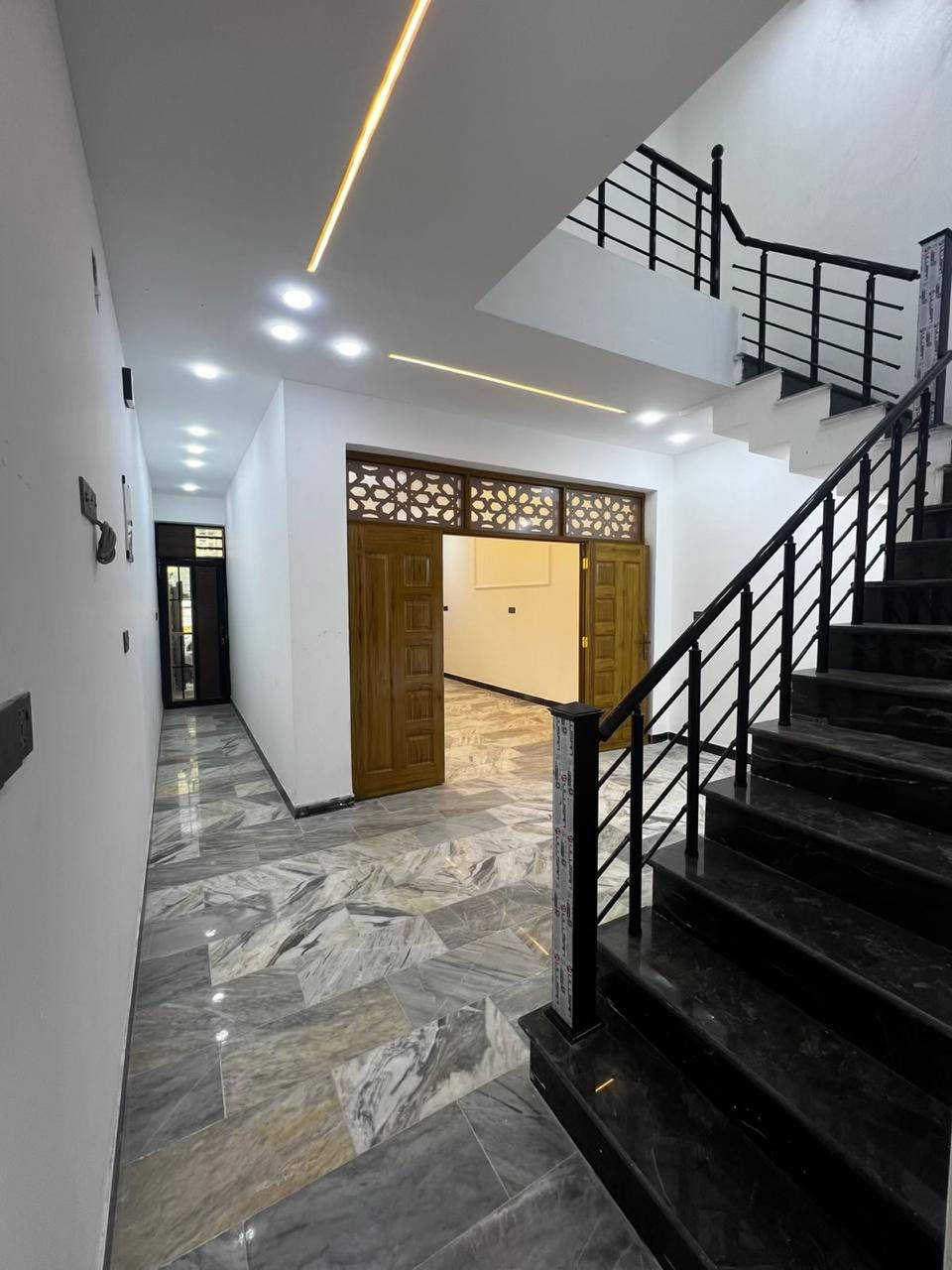 #بيع_شراء_ايجار_بناء_تعقيب_ترميم_تثمين_دور سكنية _
السلام عليكم 
يستمر مكتبنا بتوفير العروض الى زبائننا الكرام 
يعلن مكتبنا عن توفر مشتمل حديث مدخلين للبيع 

المساحة (١٠٠) متر            
الواجهة (٥) متر 
النزال (٢٠) متر 
يحتوي على ؛$
الطابق الاول
كراج صغير واستقبال وحولي مطبخ ومنور وغرفة نوم وخدمات (خارجية وداخلية)
الطابق الثاني
(٣) غرف نوم وخدمات وبيتونة كبيرة وسطحين

السعر (٢٩٧) مليون وبي مجال 

العنوان /الشعب @@@التجار الثانية @@مقابل جامعة الامام الكاظم @@@ 

للاستفسار زيارة مكتبنا الكائن في ألشعب شارع الاسواق المركزية مقابل جامعة الامام الكاظم 
#مكتب_سيف_الساعدي_للعقار 
او الاتصال على الأرقام التالية؛
***********
***********
او التواصل عبر البرامج التالية؛ماسنجر واتساب
