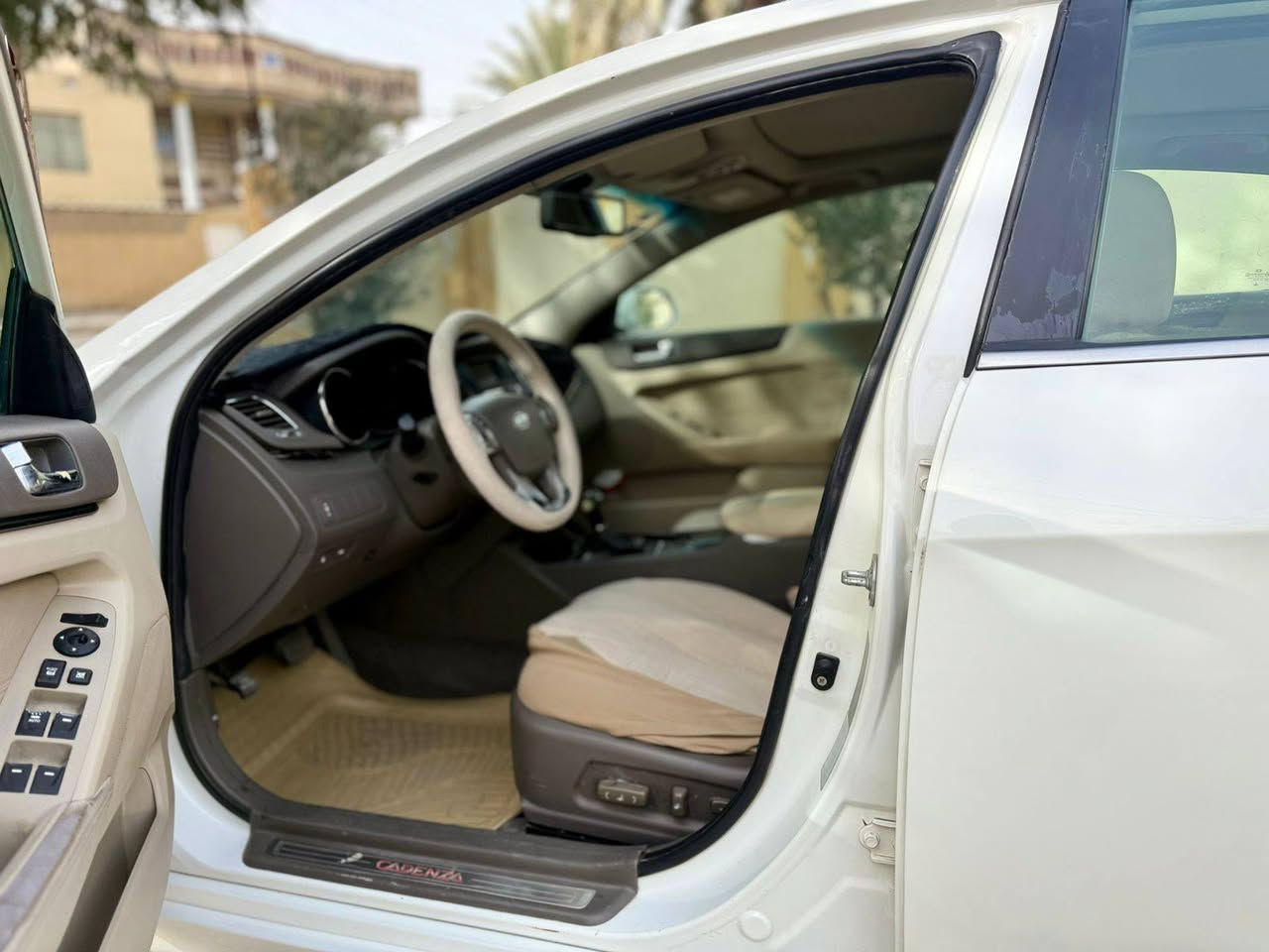 السلام عليكم للبيع كيا كادينزا موديل 11 سياره كلش حلوه مرتبه مواصفاتها معروفه تجي بصمه بصمه ابواب تحكمات استيرن مثبت سرع اشايرمري مري قلاب تبريد قطعتين بانوراما كراسي كهرباء سياره اتوخم تاير جديد اذاين محرك جديد سبير وعد اسبير جديد لا يزنون عالي ناصيه كير  محرك مكفول شلعة ونشاط ماشاء الله وارد خليجي رقم بغداد جديد شرط تحويل سعر 85 بمجال سياره مصبوغ حزام حادث شاملغ عكس السائق للاستفسار *********** واتساب موجود بيه
