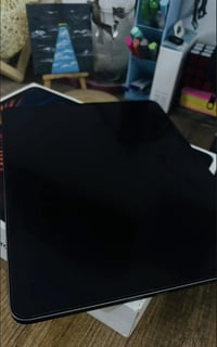 ‏iPad معالج ٤ نضيف ملحقات كاملة + سماعة اصلية محيطية زاد توصيلة اصلية ...