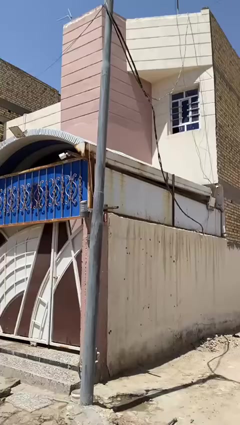 السلام عليكم 
بيت سكن الناصريه قرب مديرية التربيه الاداره المحليهباتجاة المدينه الماءية ثاني فرع على اليمين كما موضح بالفديو  
المساحه ٢٠٠ متر 
البيت طابقين الطابق الأول ثلاث غرف نوم مع صالة كبيره 
مطبخ واستقبال حمام خارجي وداخلي
الطابق الثاني
تلفون
***********
