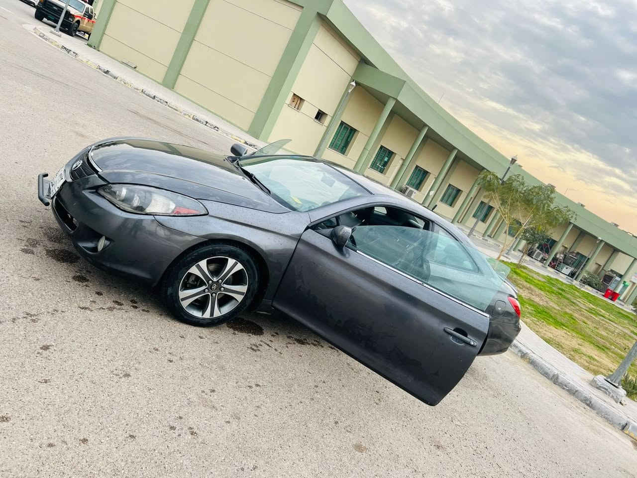 السلام عليكم تويوتا افلون سولارا  موديل ٢٠٠٧ رقم بغداد مميز سنويه لل٢٠٢٨مكينه كير صدر تبريد كله جديد سياره ستعمال شخصي فول واحد على واحد 
كشنات جلد 
تدفئه كشنات 
كشن سايق كهرباء 
تحكم ستيرا اربع جهات 
مثبت سرعه تبريد قطعتين 
شاشا كبيره كامره دواره 
وشاشا بالمرايه الاماميه وكامره تسجيل 
سياره تخبل جمبازيه 
تخم تاير ويل كب 
صاج عرفتها 
سلايت طكتين 
دبل كير اوتماتيك عادي 
دبل جهاز سويج تشغيل 
عالي ناصي زنون اذا مو الاصل الزنون ابو ٣٠٠ $عاتبني حتى بلاجكتور زنون 
سياره حلوه ومامتعوبه 
مرشوشه جماليه حادث جاملغ خلفي 
للبيع او مراوس شعندك نزل  مكاني بغداد وهذا رقمي *********** ابو الحسن
