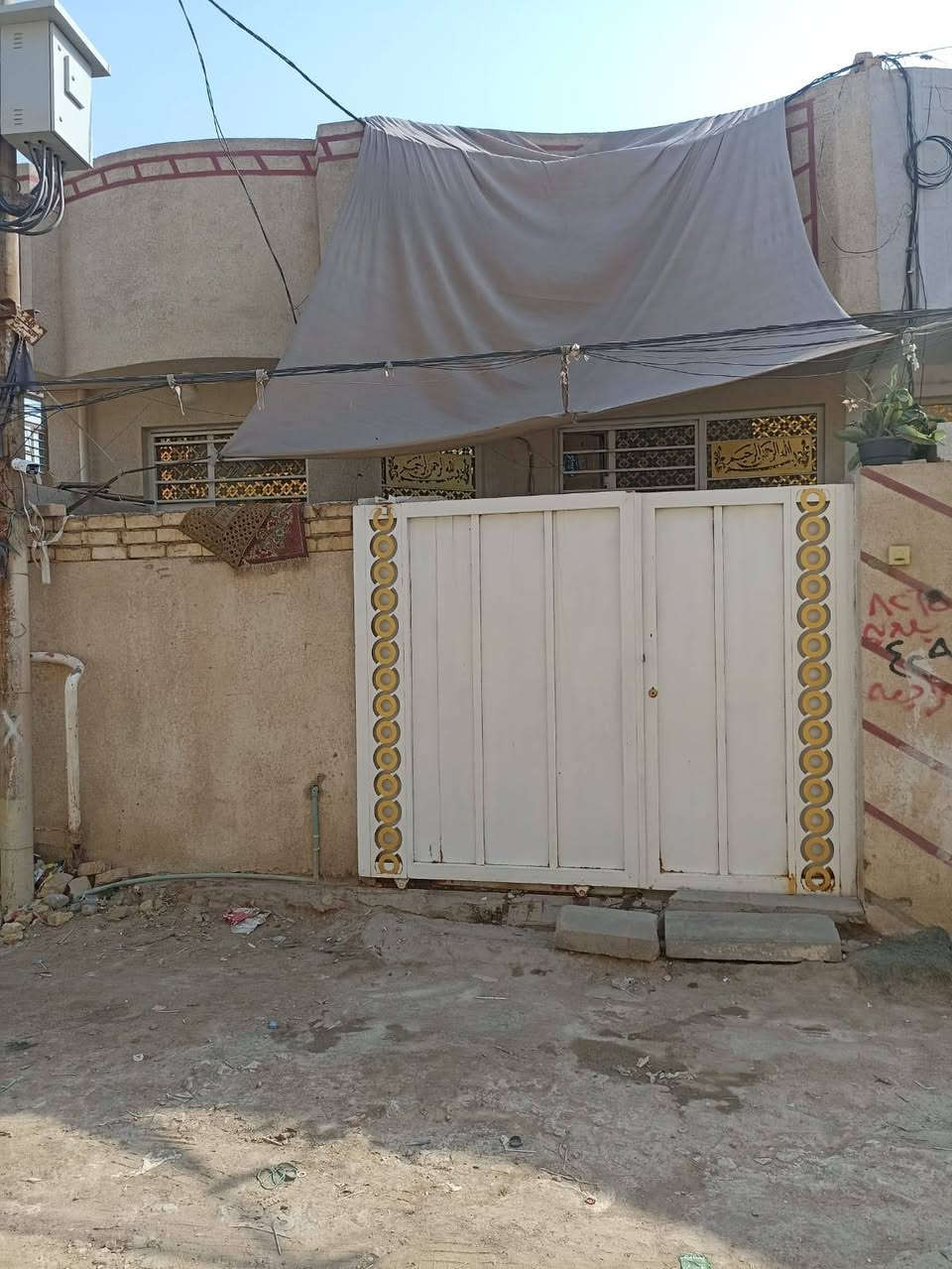 دار للبيع حي الحكيم مساحته 120
 متر غرفتين نوم وهول استقبال مطبخ بشارع اسواق البركه يبعدن عني الشارع 100 متر الاتصال واتساب ***********
