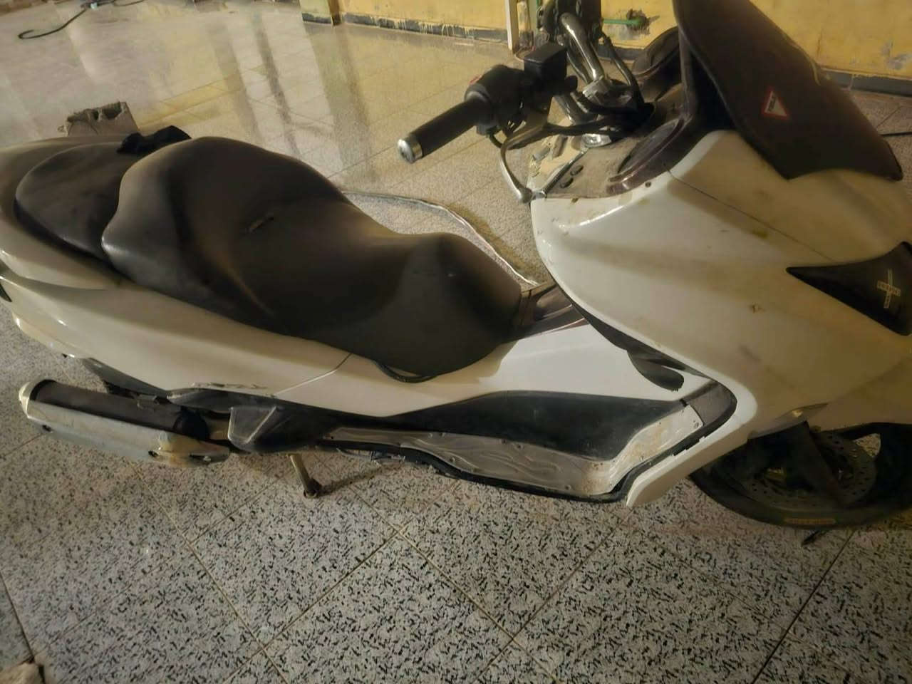 السلام عليكم دراجة فورزا 010 S7 الدراجة كايمة لكن كفرة جديد وتايراته جديدة وصالنصه فيت بم كله جديد ووكاله الدراجة جاهزاة ومدفعو كمركه وبيه اوراق يعني بس اتروح ترقم يدات تدفئه رقم سعر خاص او تصال ***********
