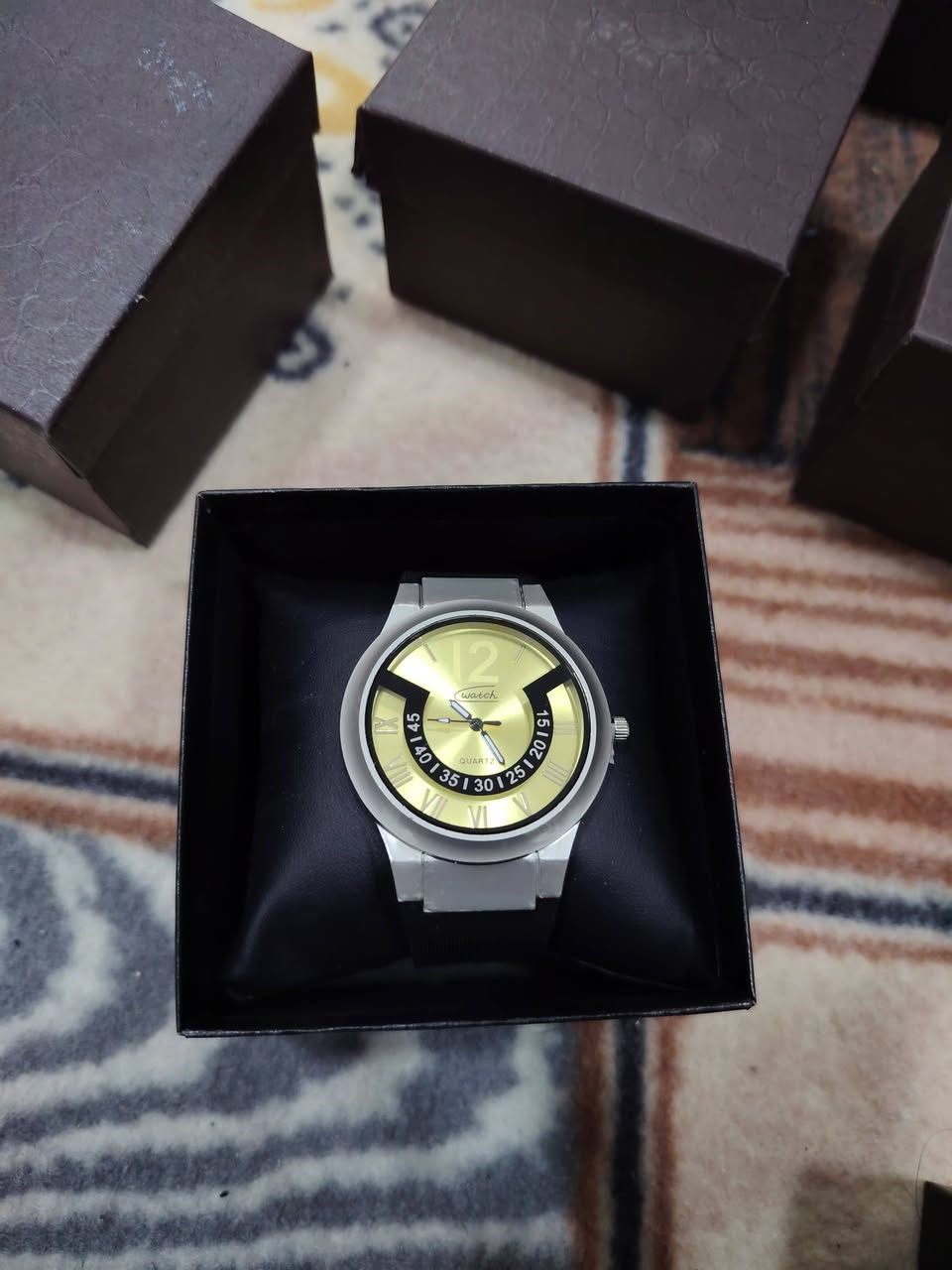 ١٢ قطعه ساعات وزن خفيف
مختمات من الخلف 
مع العلب
السعر ٧٥ مع توصيل
واذا مفرد سعر القطعه ٦


**إذا كنت صاحب هذا الإعلان وتريد حذفه لأي سبب، رجاءا أرسل رسالة إلى الدعم الفني**