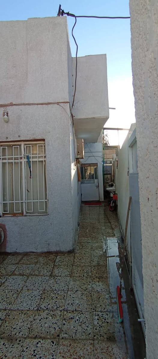 دار للبيع ملك صرف
المساحة 112متر/  ركن 
الموقع التحرير /  السكك
مقابل ديوان محافظة ديالى
الطابق الارضي
 غرفتين نوم .ومطبخ .واستقبال .وصحيات داخليه .
وصحيات خارجيه 
الطابق الثاني غرفتين نوم معزوله عن الارضي
للاستفسار الاتصال على الرقم 
***********
