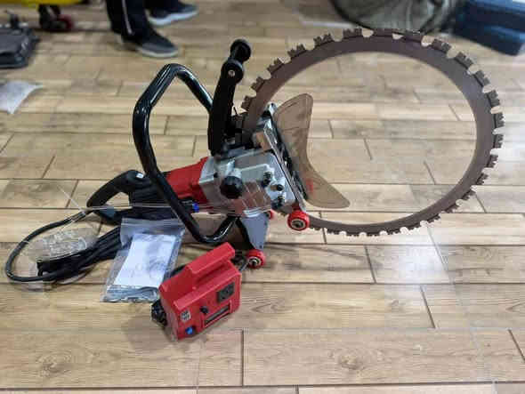 السلام عليكم 
يتوفر مقص لقص الجدران والارضيات
الاستفسار***********
