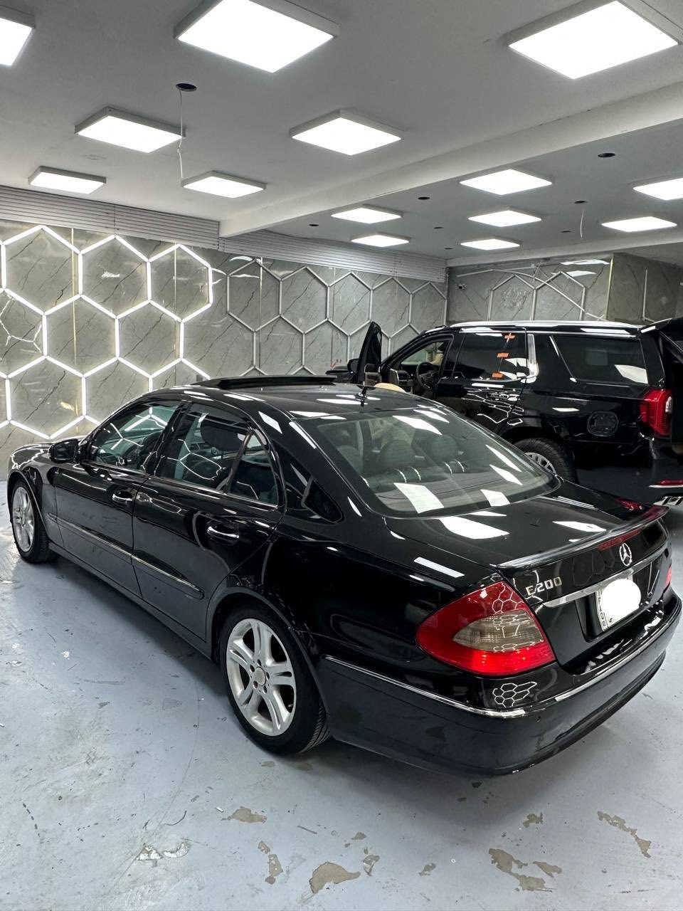 السلام عليكم
‏Mercedes - Benz E 200
(موديل 2008)
اڤنكارد 
وارد يابان مكفولة كفاله عامة عدا البنيد مصبوغ بسبب جراد وعدي صور قبل صبغ 
مكينة 4 سلندر سنكل تيربو 
تو ويل 
المواصفات : 
داخل جلد ومخمل اسود 
حساسات امامي خلفي 
لايت زنون 
سلايد روف 
شاشة بلادية كبيرة
سستم صوت كلش حلو وواضح بيها 
كراسي امامي تحكم كهرباء 
تدفئة كشنات 
جنطة بصمة
قطعتين تبريد 
تبريد الامامي منفصل 
فول تحكم ستيرن 
شاشة اعطال 
وبعد بيها هواية مواصفات معروفه
ماشية 230 الف كيلو 
سياره بلادية ومابيها اي نقص 
تخم تاير وباتري جديد ومنظومة تبريد كلها جديدة 
رقم بغداد مشروع وطني 
سعر 120 وبيها مجال 
*********** ابو فهد
