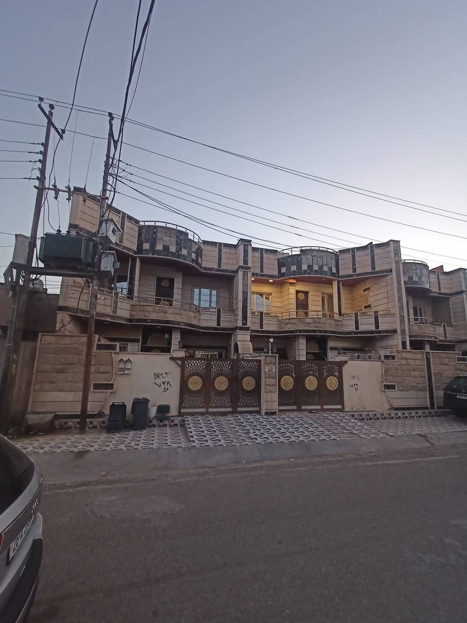 3دور..للبيع..الحي..العصري
خلف.. جامع ...الشهداء..مساحة
150متر..واجهة7.5نزال 20متر
طابقين..4نوم .. صالة واستقبال ومطبخ...واجهة حجر 
مكتب الشام للعقار 
***********
***********
