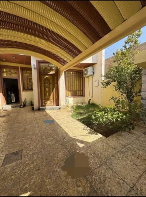 ‏بيت للبيع في حي الجمهورية خلف الكماليات‏ يحتوي على أربع غرف نوم غرفة في الطابق الأرضي وثلاث غرف الطابق الثاني وواحدة من الغرف سويت ‏أرضية البيت كاشي مرمر ودرج كرانيت 
‏مساحة البيت في السند 187ونص
‏واقع حال 200 متر ‏نزال 
 البيت 25 متر واجه 8متر وعرض الشارع 15متر السعر (250) مليون وقابل التفاوض
 *********** واتساب 
 *********** كورك@إشارة
